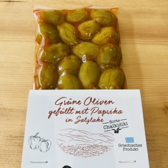 Grüne Oliven gefüllt mit Paprika in Salzlake
